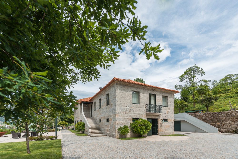 Quinta das Pirâmides - áreas comuns A Vinícola Quinta das Pirâmides, conhecida anteriormente como Quinta do Barreiro, foi fundada no século XVIII e está localizada no Telhado, Vila Nova de Famalicão, no distrito de Braga. Imagem: GuestReady-airbnb-res-Quinta-das-Pirƒmides-reas-comuns https://darumi.pt/quinta-das-piramides/